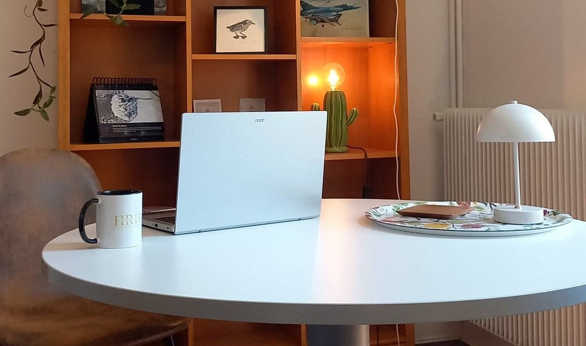 Bureau HRH, table de travail avec ordinateur portable et bibliothèque personnalisée