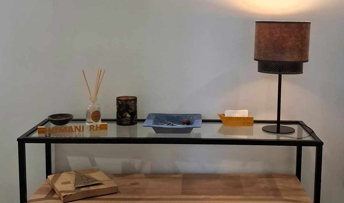 Bureau HRH, console d’entrée portant les lettres HUMANI RH, à côté d’une lampe