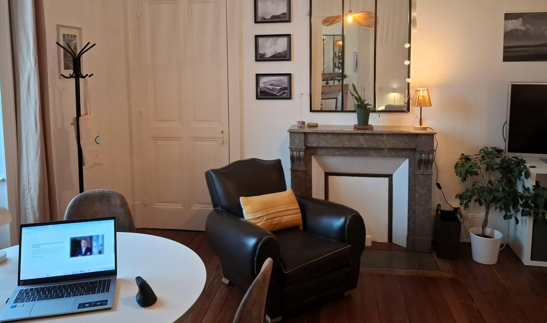 Bureau HRH, fauteuil club devant une cheminée surmontée d’un miroir
